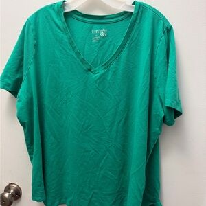 Terra & Sky Women's Green V-Neck Short Sleeve Tee